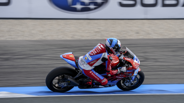 线上配资电话 世界超级摩托车锦标赛荷兰站开赛，张雪机车拿下超级杆位赛第二