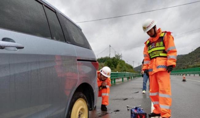 女子开货车下长坡轮胎爆炸触目惊心 后车司机电话提醒救一命