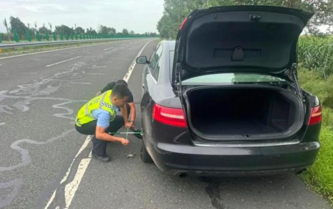 女子开货车下长坡轮胎爆炸触目惊心 后车司机电话提醒救一命