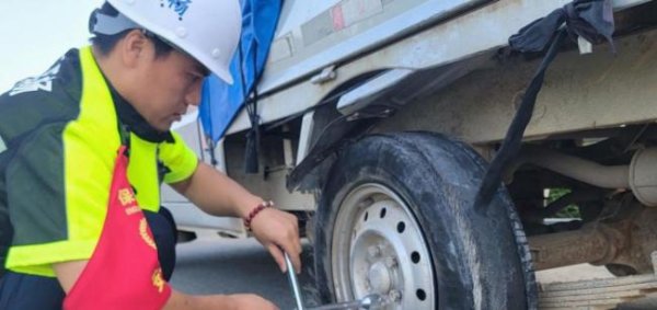 配资平台股票 女子开货车下长坡轮胎爆炸触目惊心 后车司机电话提醒救一命