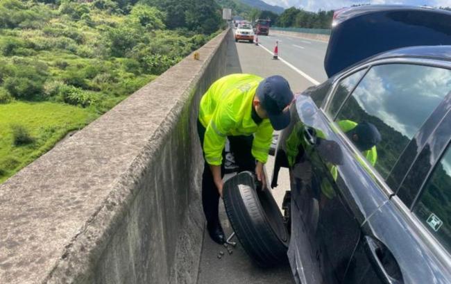 女子开货车下长坡轮胎爆炸触目惊心 后车司机电话提醒救一命