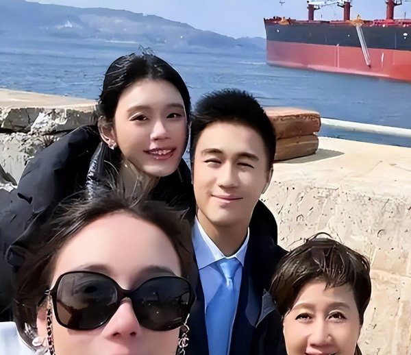 投资股票配资 何猷君守孝七年补办婚礼，婆婆梁安琪赠澳白珍珠：豪门规矩背后的人情味